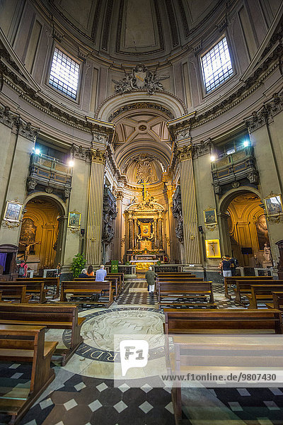 Innenraum und Altar  Santa Maria dei Miracoli  Zwillingskirche an der Piazza del Popolo in Rom  Italien  Europa