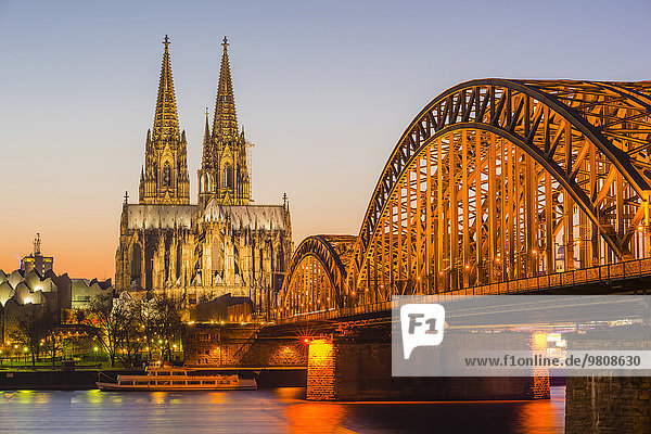Rhein  Kölner Dom  Hohenzollernbrücke  Köln  Nordrhein-Westfalen  Deutschland  Europa