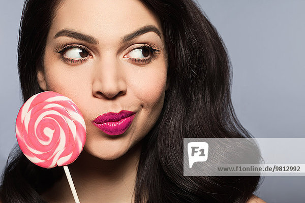 Mittlere erwachsene Frau mit rosa Lollipop