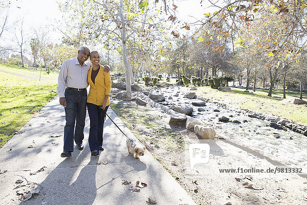 Mann und Frau beim Spaziergang  Hahn Park  Los Angeles  Kalifornien  USA