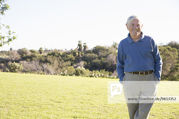 Senior Mann im Hahn Park  Los Angeles  Kalifornien  USA
