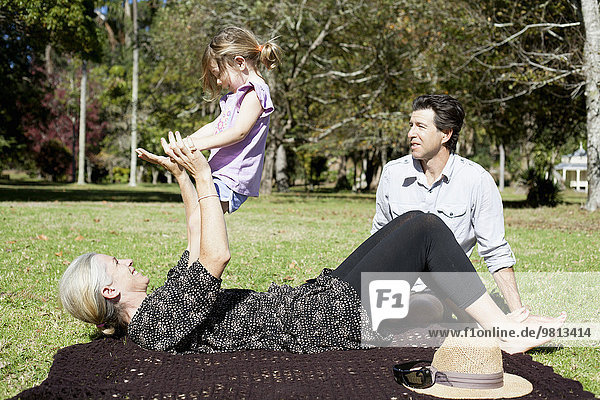 Mutter spielt mit Tochter im Park  Neuseeland