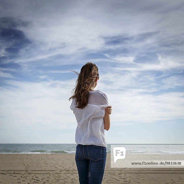 Rückansicht der mittleren erwachsenen Frau mit Blick aufs Meer  Castelldefels  Katalonien  Spanien