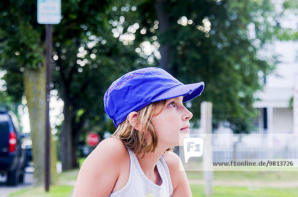Profil Portrait des Mädchens im Park mit Baseballmütze