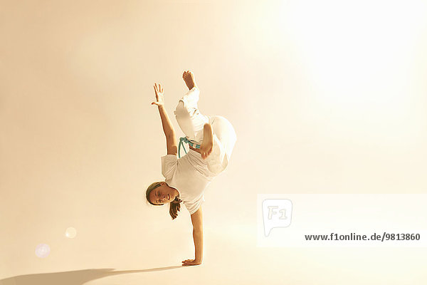Frau beim Capoeira-Training