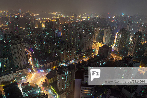 Ansicht der Stadt Shanghai bei Nacht  Shanghai  China