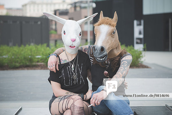 Porträt eines Punk-Hippie-Pärchens mit Kaninchen- und Pferdekostüm-Masken