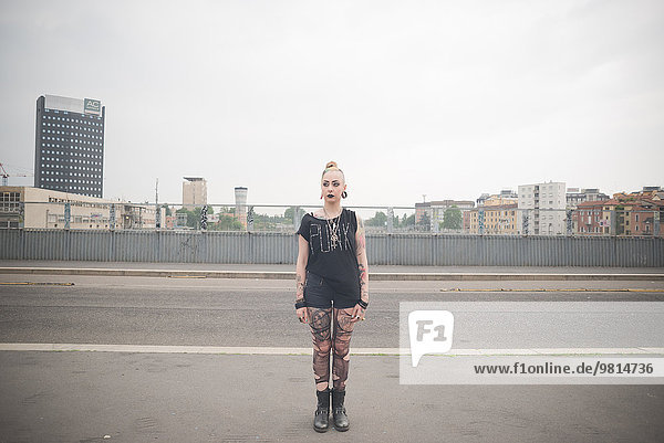 Porträt einer jungen Punkerin auf dem Dach der Stadt