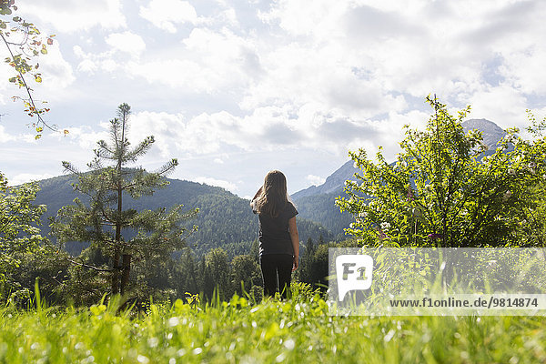 Rückansicht des Mädchens mit Blick auf die Landschaft  Berchtesgaden  Obersalzberg  Bayern  Deutschland
