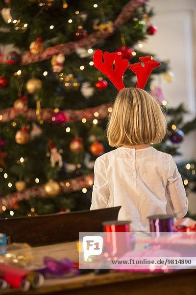 Rückansicht des Mädchens am Weihnachtsbaum