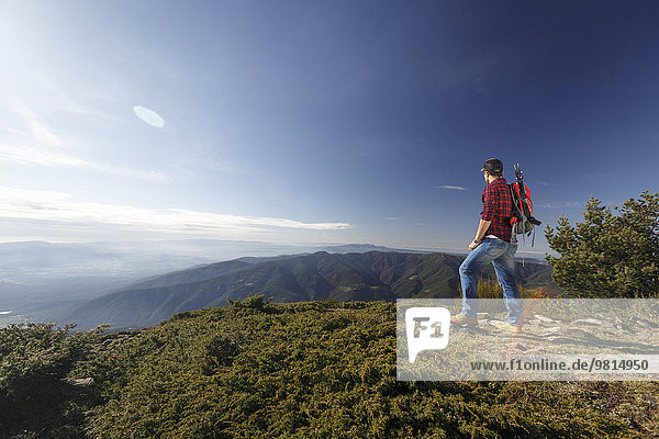 Wanderer genießen die Aussicht vom Gipfel  Montseny  Barcelona  Katalonien  Spanien