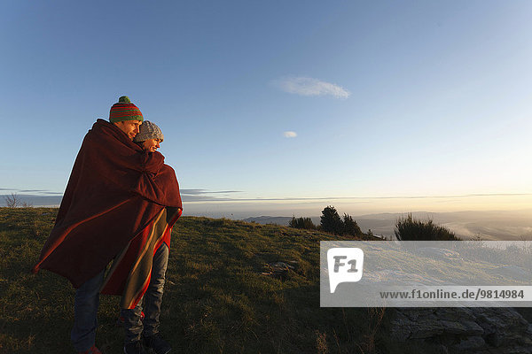 Paar genießt die Aussicht von der Kuppe  Montseny  Barcelona  Katalonien  Spanien