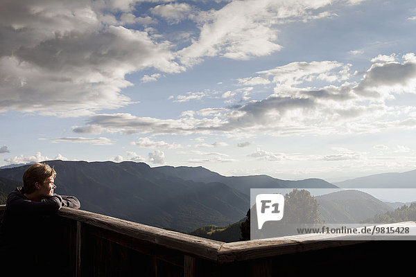 Männlicher Wanderer mit Blick vom Balkon  Plose  Südtirol  Italien