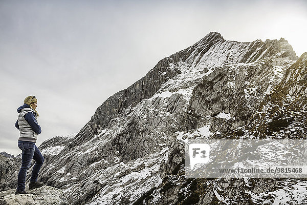 Frau mit Blick auf die Alpspitze gesehen Osterfelderkopf Garmisch-Partenkirchen Bayern Deutschland