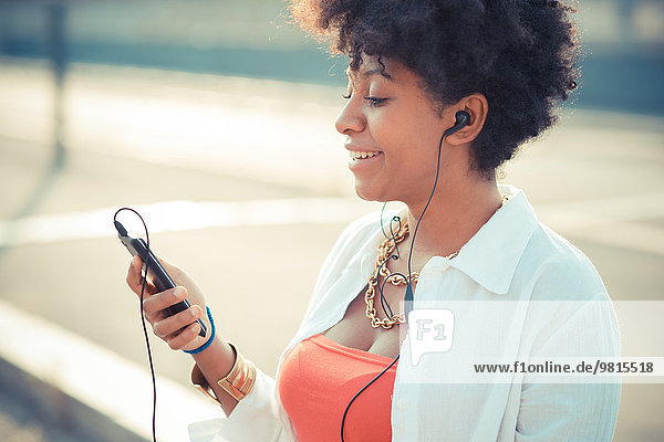 Junge Frau hört Smartphone-Musik