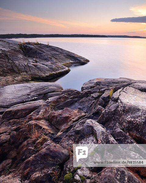 Felsen auf der Insel Iso Koirasaari bei Sonnenuntergang  Ladoga Lake  Republik Karelien  Russland