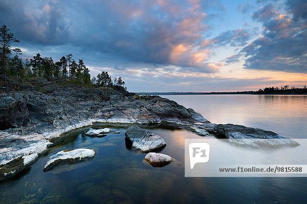 Blick auf den Ladoga See von der Insel Iso Koirasaari bei Sonnenuntergang  Ladoga See  Republik Karelien  Russland