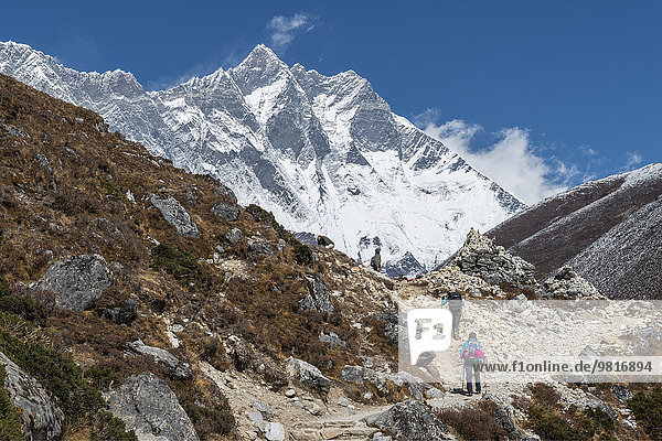 Nepal Khumbu Everest-Region Wanderer auf dem Weg nach Dingboche mit Lhotse