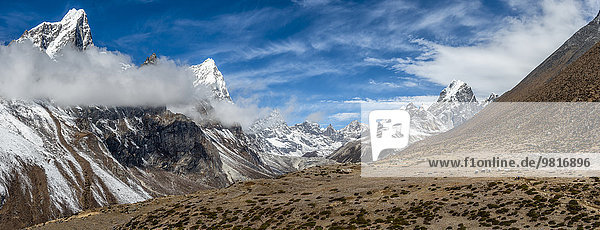 Nepal,  Khumbu,  Everest-Region,  Dughla,  Yaks mit Lasten,  Lobuche Spitze,  Arakam Tse Spitze,  Cholatse Spitze