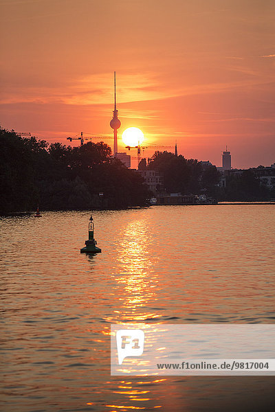 Deutschland  Berlin  Blick auf die Spree bei Sonnenuntergang mit Fernsehturm im Hintergrund