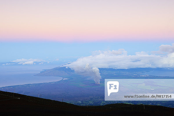 USA,  Hawaii,  Maui,  Haleakala,  Blick vom Berggipfel mit brennendem Zuckerrohr im Morgenlicht