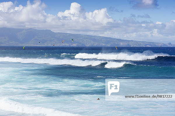 USA  Hawaii  Maui  Kitesurfer am Hookipa Strand
