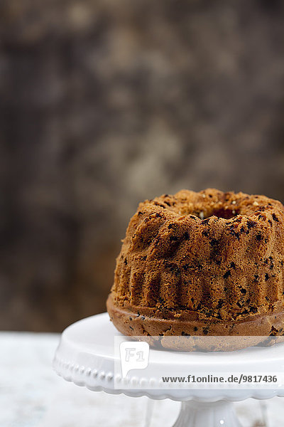 Schokoladenkuchen auf Tortenständer