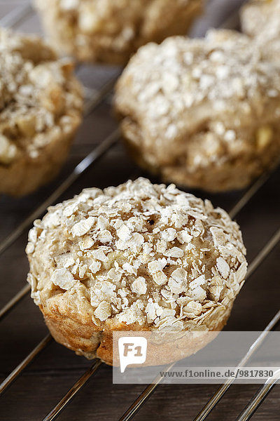 Apfel-Hafer-Muffins auf Kühlgitter