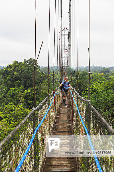 Ecuador Amazonasgebiet Tourist auf Hängebrücke über Regenwald