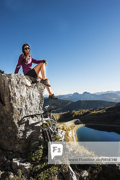 Österreich  Altenmarkt-Zauchensee  junge Frau mit Mountainbike in den Bergen