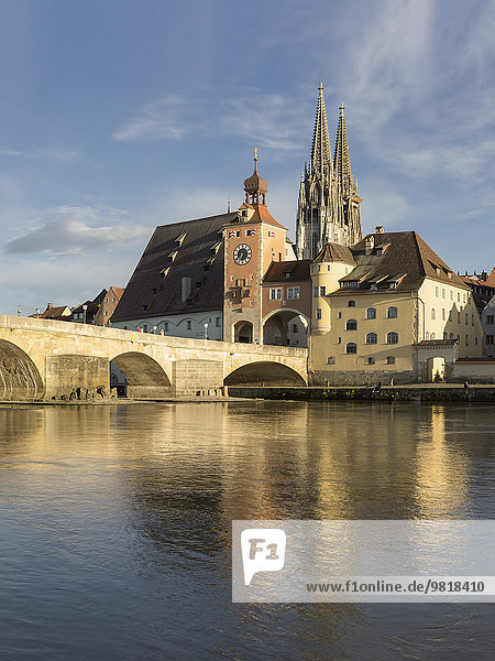 Deutschland  Bayern  Regensburg  Altstadtansicht und alte Steinbrücke
