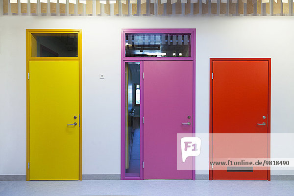 Estland  farbige Türen eines neu gebauten Kindergartens