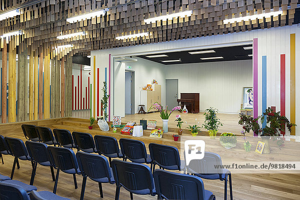 Estland  Veranstaltungsraum mit Bühne eines neu gebauten Kindergartens