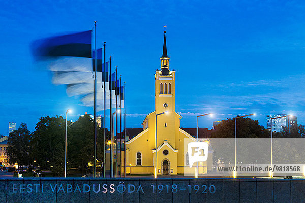 Estland  Tallinn  beleuchtete St. John's Kirche in der Abenddämmerung