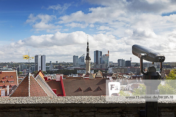 Estland  Tallinn  Fernglas und alte mittelalterliche Skyline von Kohtuotsa Aussichtsplattform