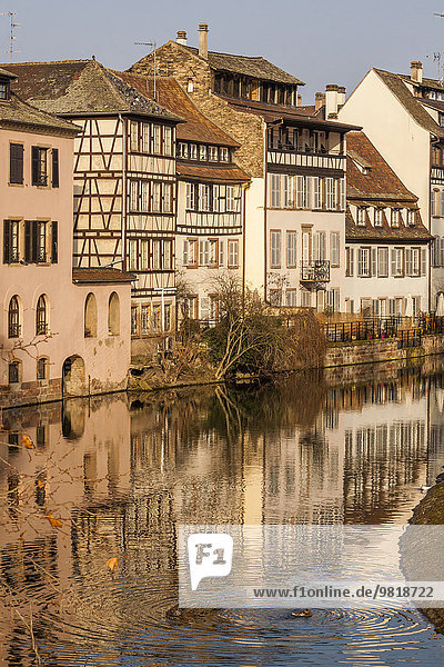 Frankreich  Straßburg  La Petite France  alte Gebäude am Flussufer von Ill