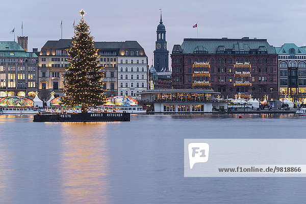 Deutschland  Hamburg  Binnenalster mit beleuchtetem Weihnachtsbaum