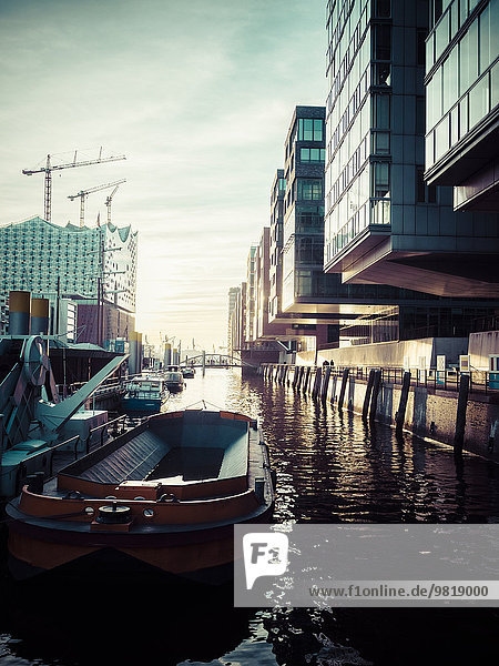 Deutschland  Hamburg  Häuser in der Hafenstadt mit Elbphilharmonie im Hintergrund