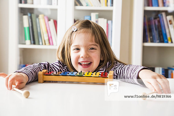 Porträt eines glücklichen kleinen Mädchens mit Xylophonen