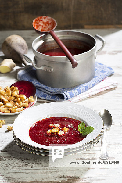 Rote-Bete-Suppe mit Croutons