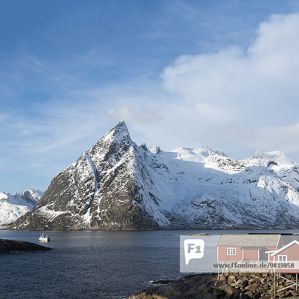 Norwegen  Lofoten  Hamnoy  Blick auf den Olstind Berg