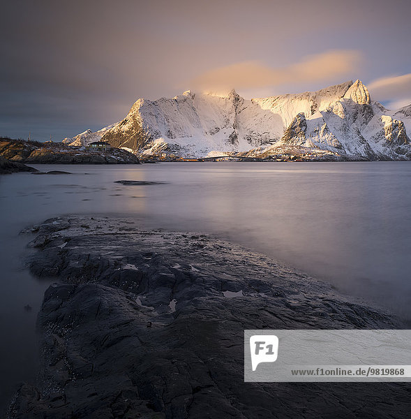 Norwegen Lofoten Blick auf Sakrisoy bei Sonnenaufgang