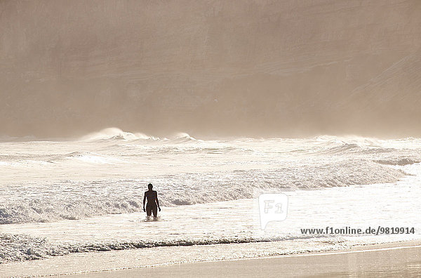Portugal  Algarve  Sagres  Mareta Beach  Frau im Meer