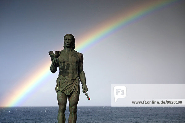 Spanien  Kanarische Inseln  La Gomera  Statue des Rebellen Guanche King Hautacuperche mit Regenbogen