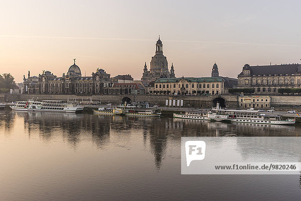 Deutschland  Dresden  Blick auf die Stadt mit der Elbe im Vordergrund am Morgen