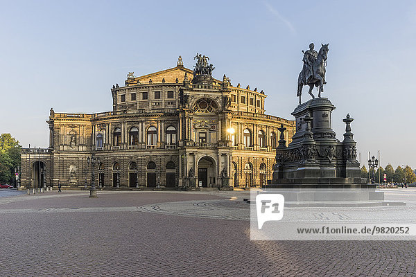 Deutschland  Dresden  Blick auf die Semperoper am Theaterplatz
