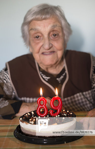 Alte Frau feiert ihren 89. Geburtstag