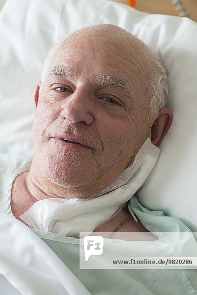Älterer Mann im Krankenhaus  der sich nach der Operation erholt.