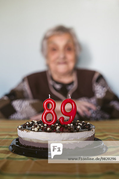 Alte Frau feiert 89. Geburtstag