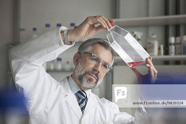 Wissenschaftler untersucht Flüssigkeit im Labor